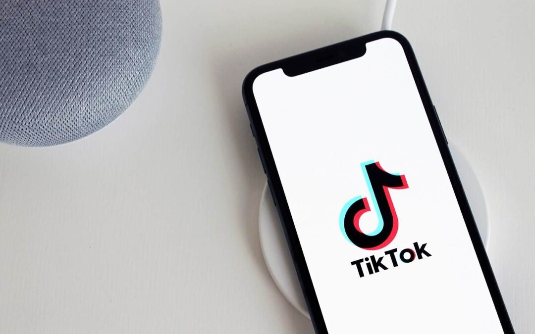 TikTok adiciona políticas sobre deepfake e desinformação climática