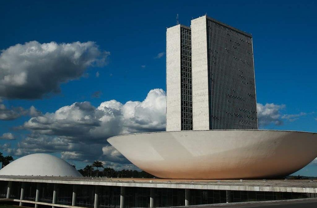 2025 começa com movimentações para regulação das plataformas