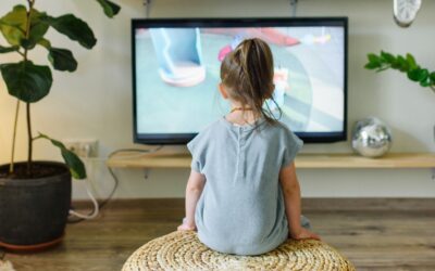 Crianças de 1 ano expostas a mais de 4 horas/dia de tela têm atrasos no desenvolvimento  