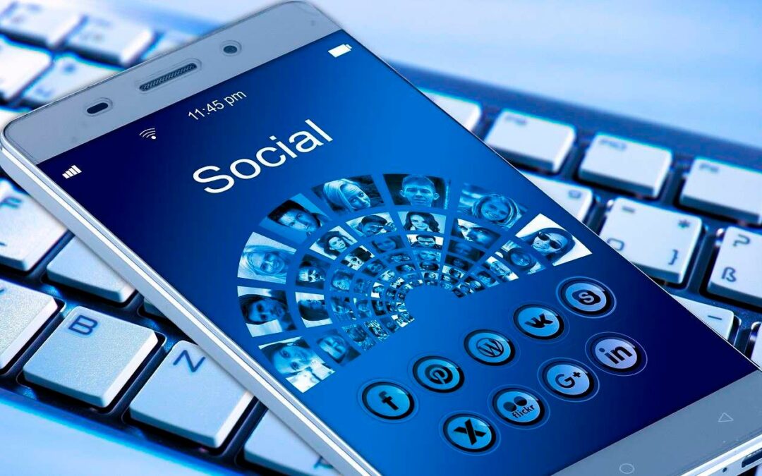 Twitter e Facebook são as redes que mais desinformam, aponta relatório da União Europeia