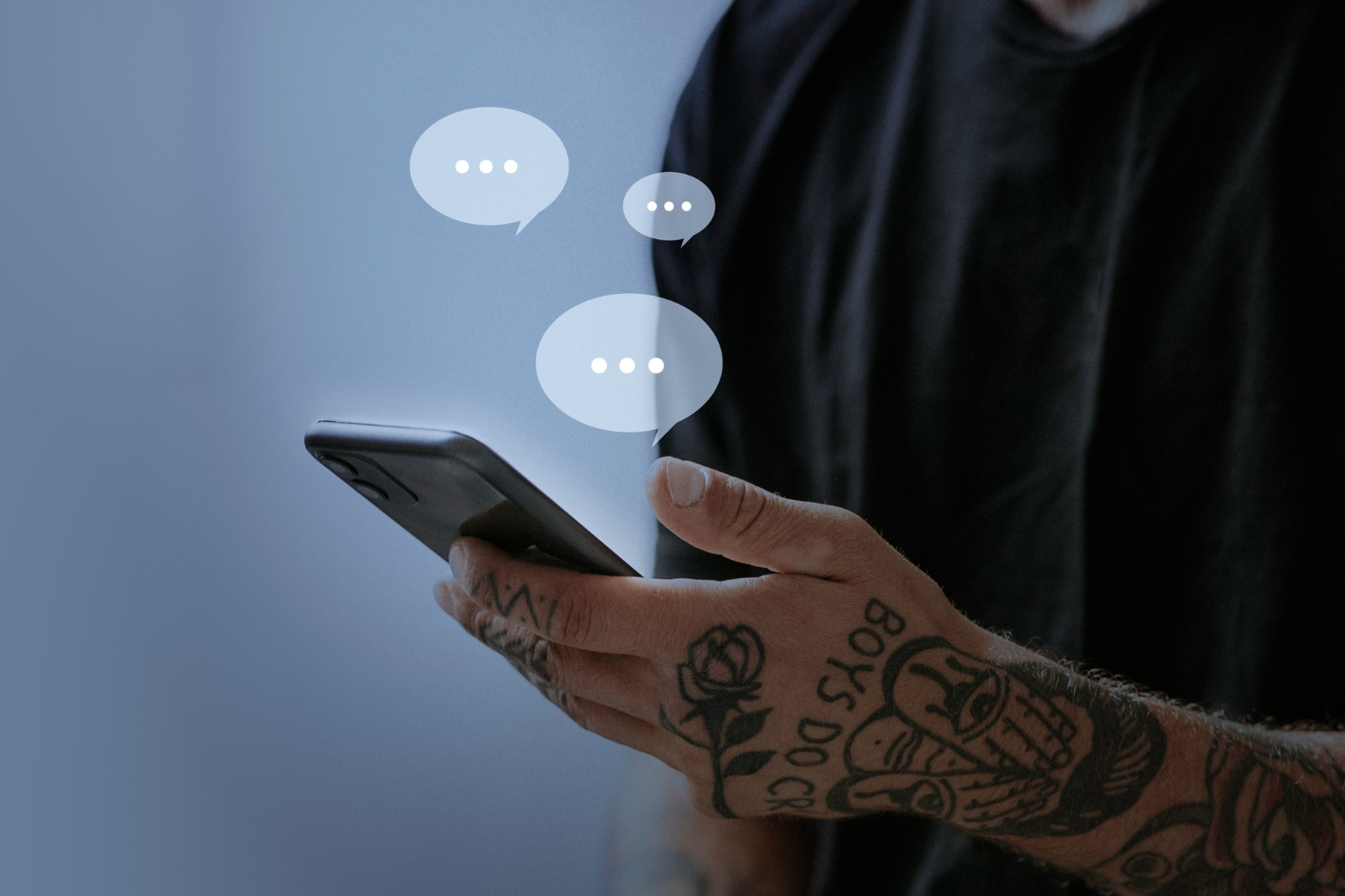 mensagens-de-texto-de-homem-tatuado-para-remix-de-midia-social Conversa no celular