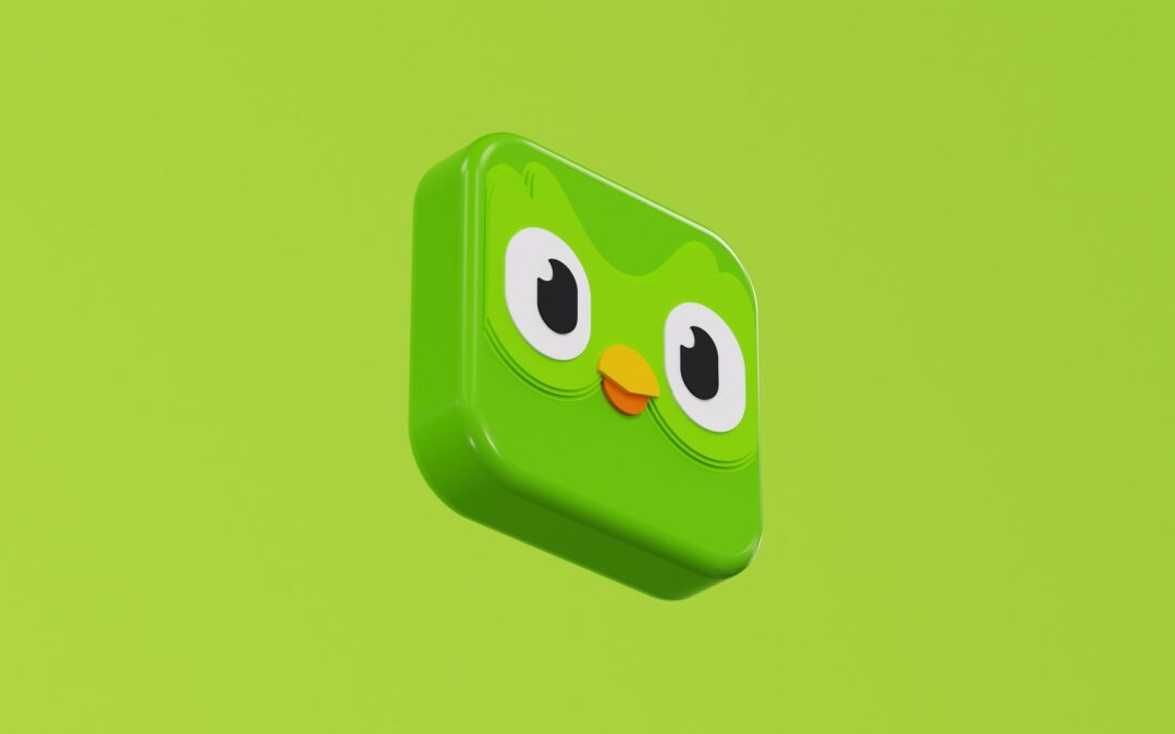 Imagem com o ícone do Duolingo, um pássaro verde com olhos grandes e bico amarelo.
