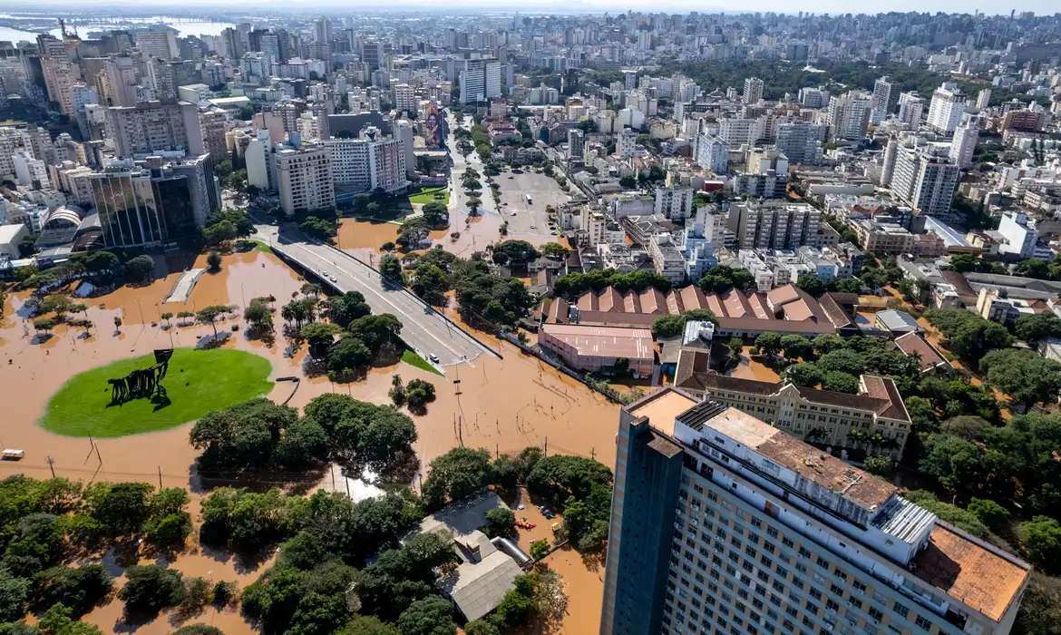 imagem áerea da cidade de Porto Alegre alagada pelas chuvas de maio de 2024