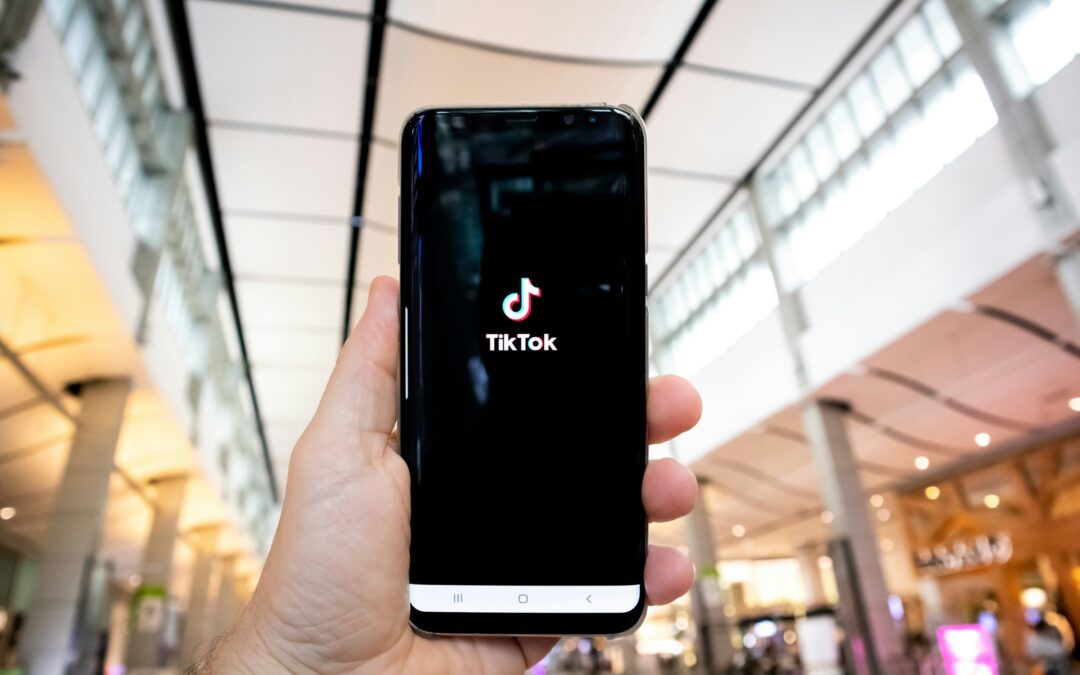 TikTok vai marcar conteúdo feito com IA