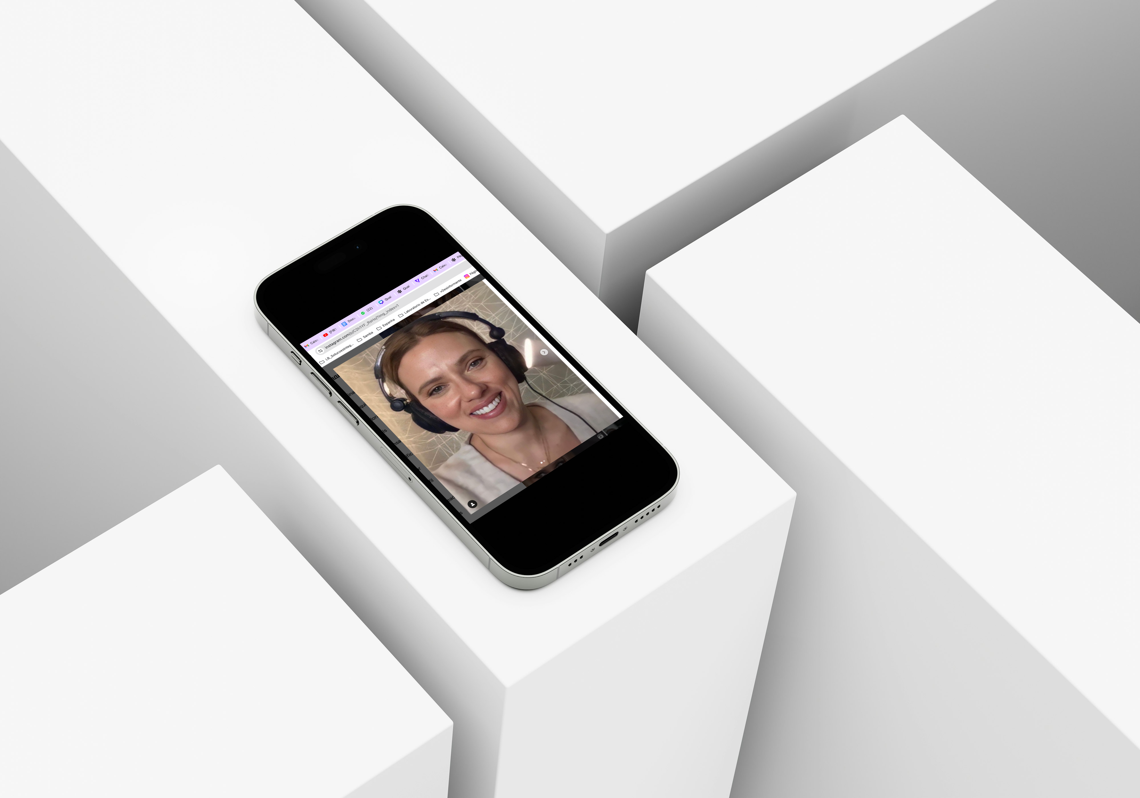 imagem tipo mockup de um celular sobre blocos verticais, com a foto da atriz Scarlett Johansson como se estivesse numa live em rede social