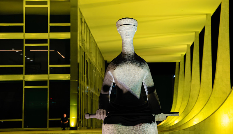 STF iluminado em amarelo