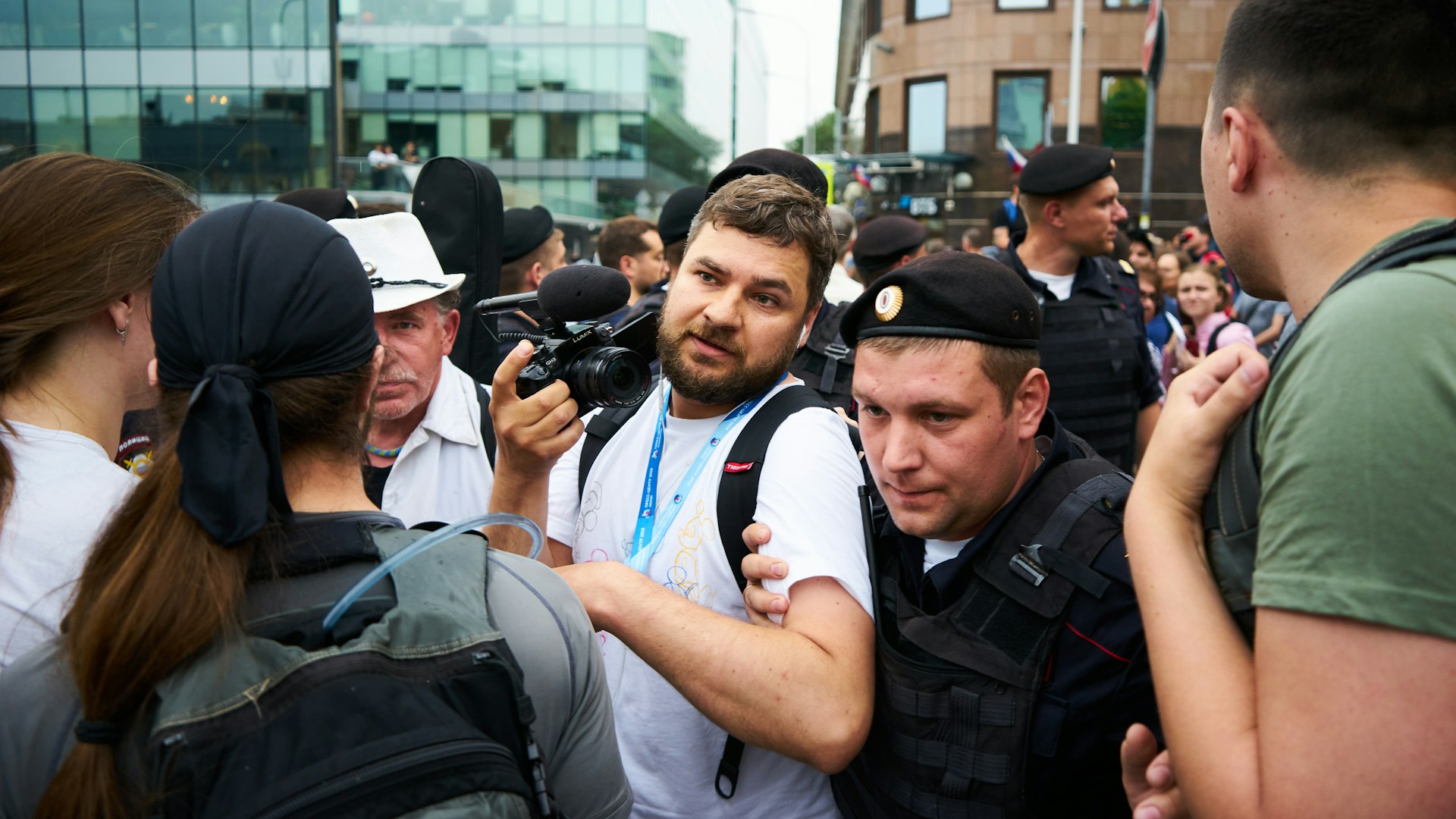 Protesto e prisão de jornalista