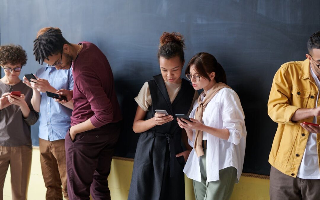 Redes sociais, IA e criadores redefinem consumo de notícias entre jovens