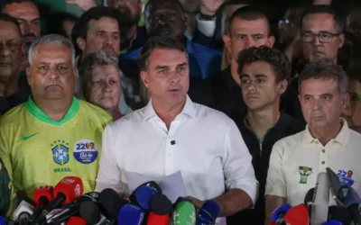 Com informações falsas, Flávio Bolsonaro tenta emplacar narrativa de fraude eleitoral
